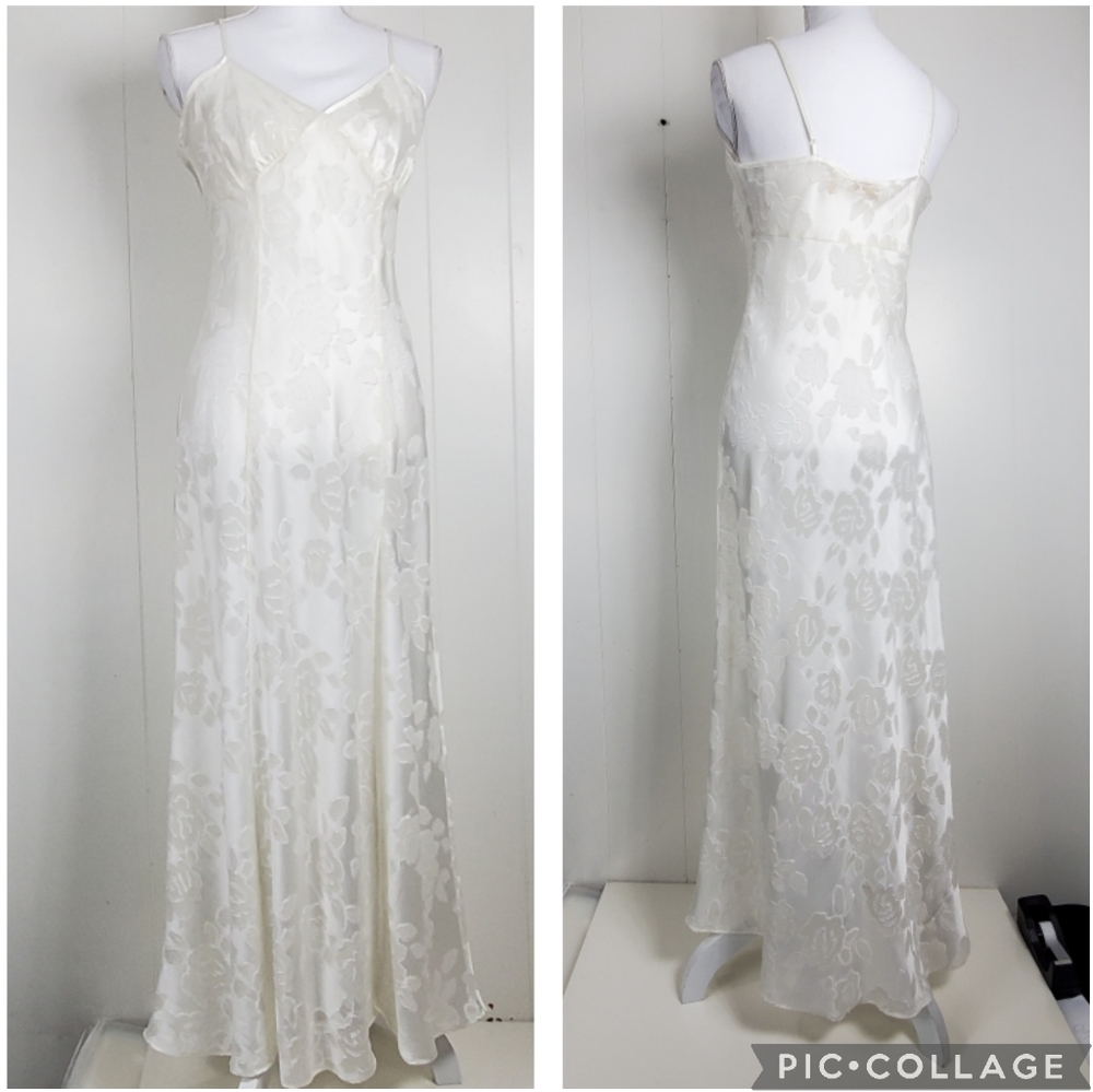 Vintage gold label nightgown with 23.5" slit, subtle floral sexy chemise medium - Picture 13 of 13